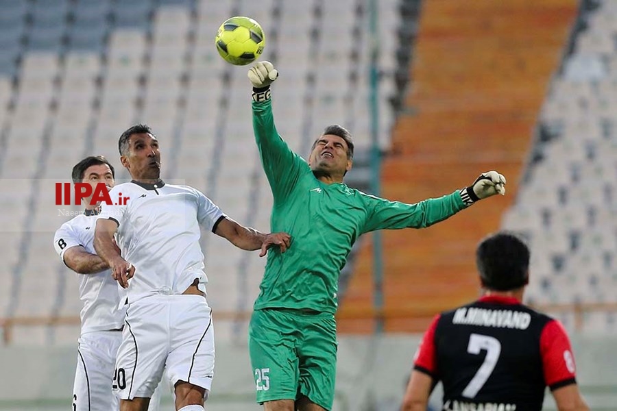   دیدار دوستانه تیم فوتبال ستارگان 98 با منتخب سرخابی ها