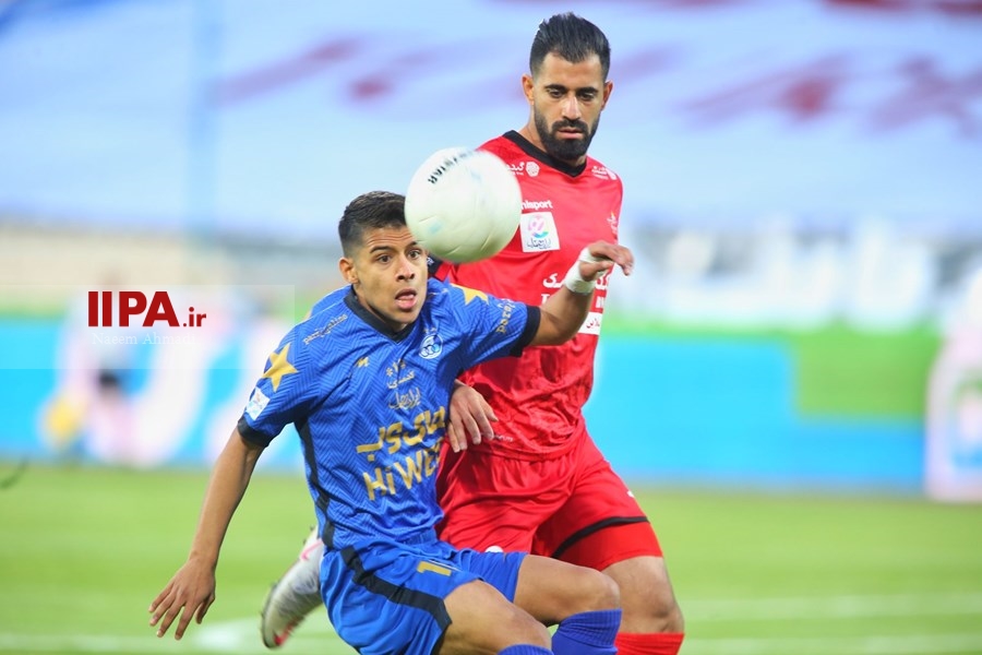   دیدار تیم های فوتبال پرسپولیس و استقلال تهران