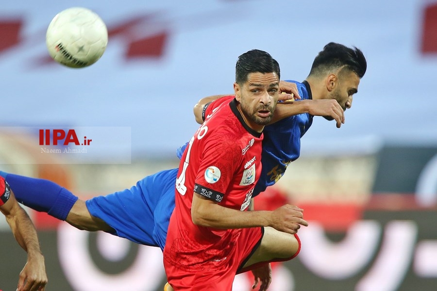   دیدار تیم های فوتبال پرسپولیس و استقلال تهران