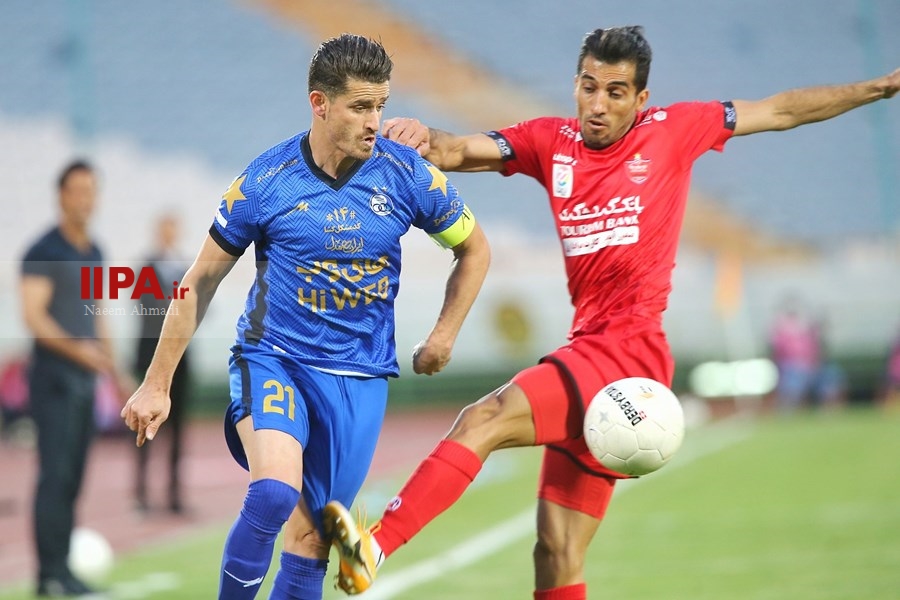   دیدار تیم های فوتبال پرسپولیس و استقلال تهران