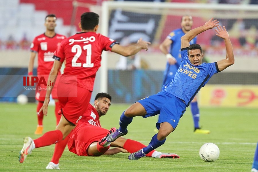   دیدار تیم های فوتبال پرسپولیس و استقلال تهران