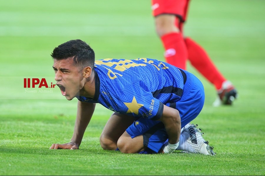   دیدار تیم های فوتبال پرسپولیس و استقلال تهران