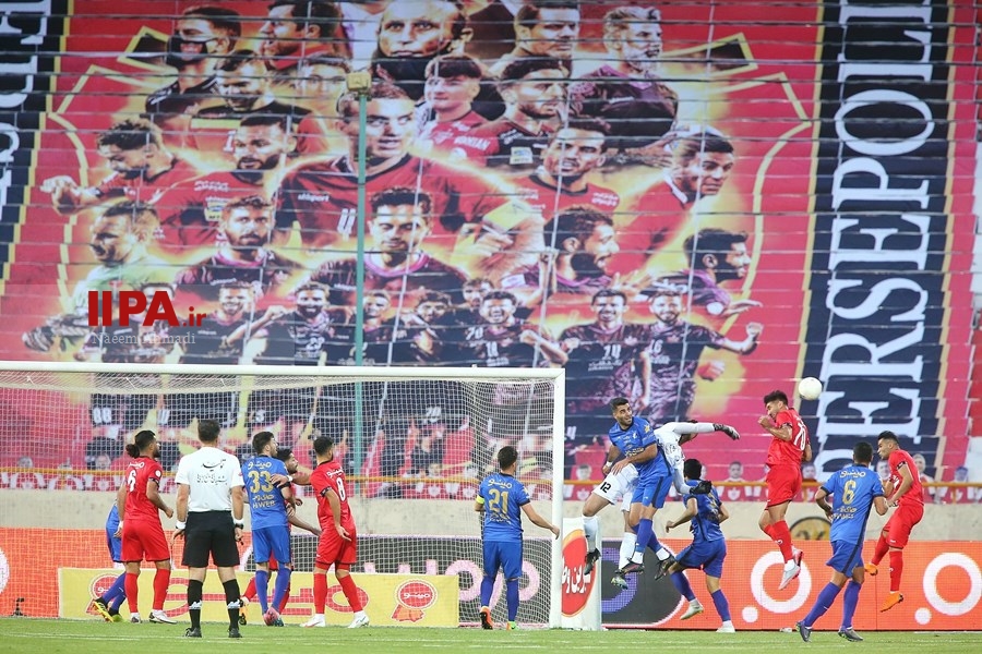   دیدار تیم های فوتبال پرسپولیس و استقلال تهران