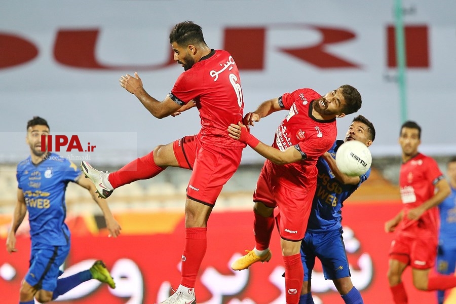  دیدار تیم های فوتبال پرسپولیس و استقلال تهران