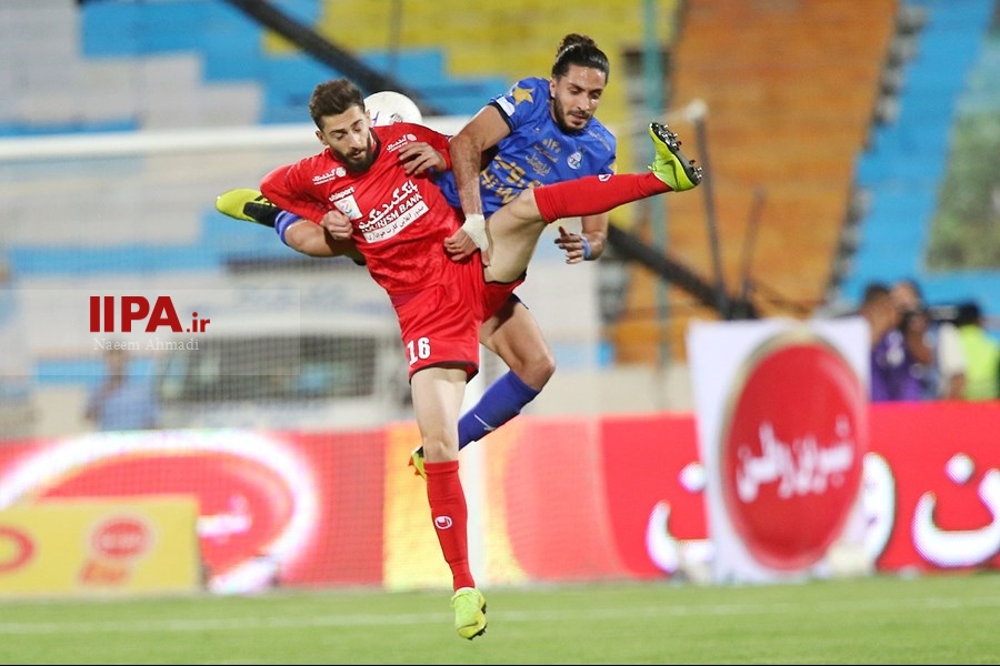   دیدار تیم های فوتبال پرسپولیس و استقلال تهران