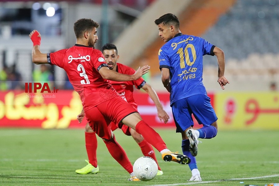   دیدار تیم های فوتبال پرسپولیس و استقلال تهران