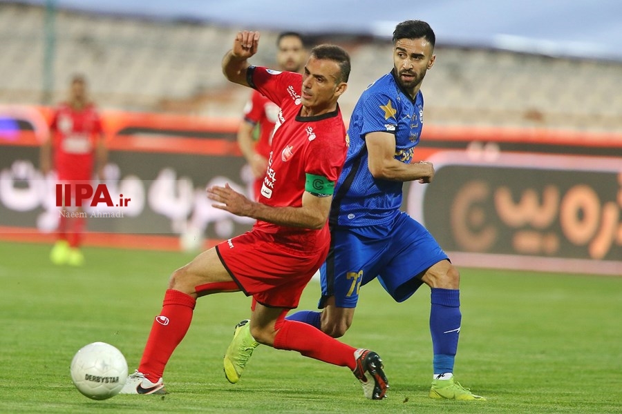   دیدار تیم های فوتبال پرسپولیس و استقلال تهران