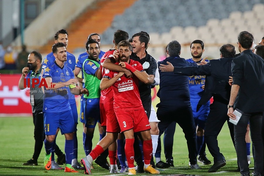   دیدار تیم های فوتبال پرسپولیس و استقلال تهران