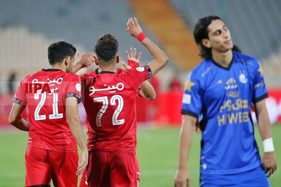   دیدار تیم های فوتبال پرسپولیس و استقلال تهران