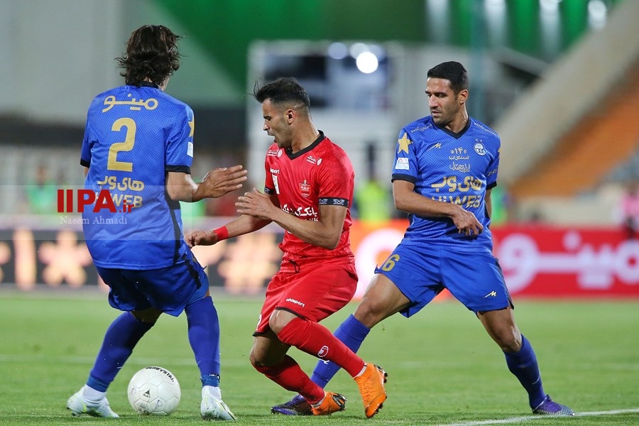   دیدار تیم های فوتبال پرسپولیس و استقلال تهران