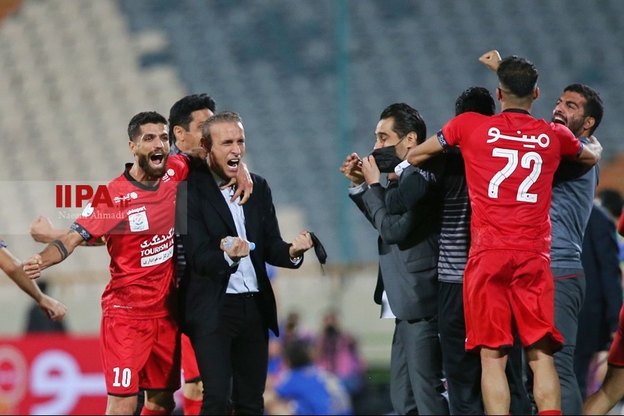   دیدار تیم های فوتبال پرسپولیس و استقلال تهران
