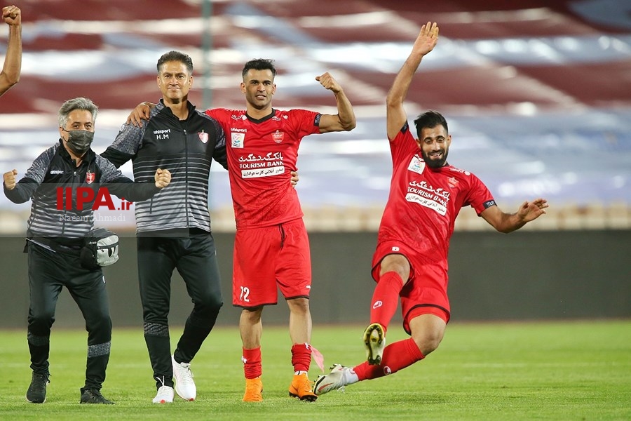  دیدار تیم های فوتبال پرسپولیس و استقلال تهران