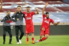   دیدار تیم های فوتبال پرسپولیس و استقلال تهران