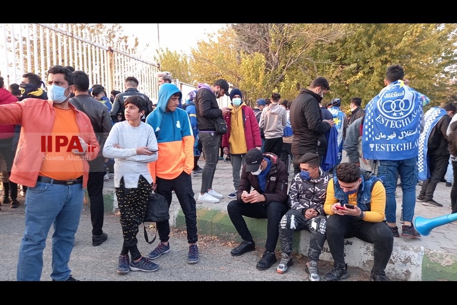   حضور تماشاگران در دیدار تیم های فوتبال استقلال و نساجی