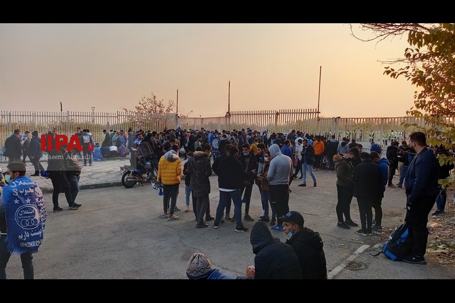  حضور تماشاگران در دیدار تیم های فوتبال استقلال و نساجی