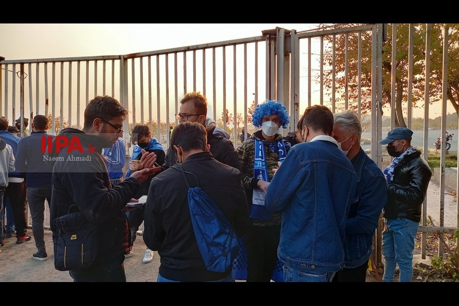   حضور تماشاگران در دیدار تیم های فوتبال استقلال و نساجی