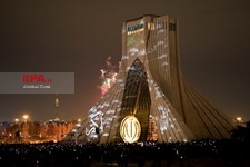   مدال نمادین افتخار انقلاب اسلامی بر گردن برج آزادی