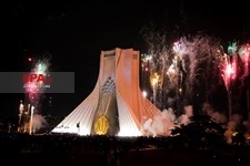   مدال نمادین افتخار انقلاب اسلامی بر گردن برج آزادی