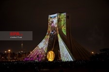   مدال نمادین افتخار انقلاب اسلامی بر گردن برج آزادی