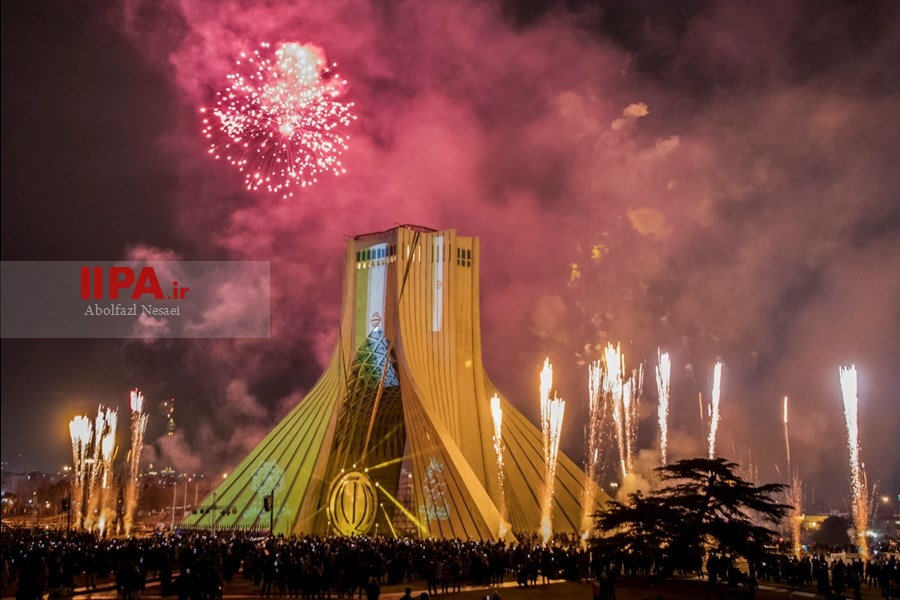   مدال نمادین افتخار انقلاب اسلامی بر گردن برج آزادی