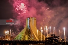   مدال نمادین افتخار انقلاب اسلامی بر گردن برج آزادی