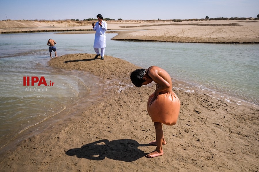   جاری شدن آب در رود جریکه سیستان 