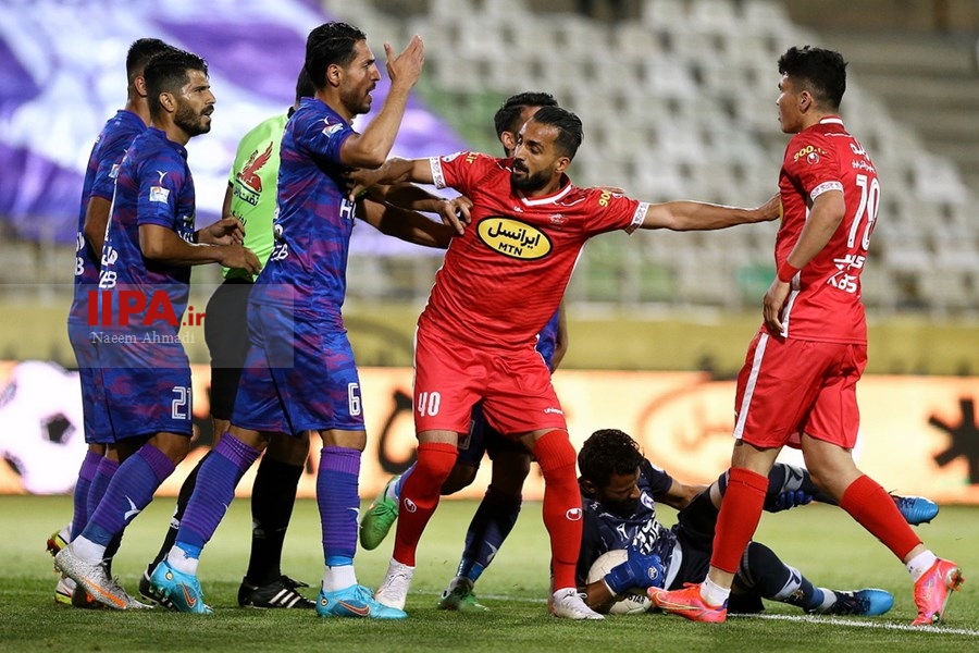   دیدار تیم های فوتبال هوادار و پرسپولیس