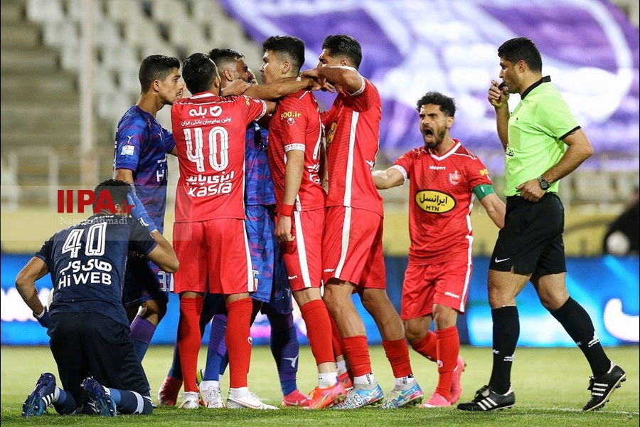   دیدار تیم های فوتبال هوادار و پرسپولیس