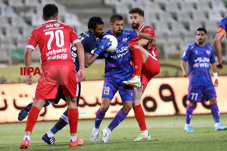   دیدار تیم های فوتبال هوادار و پرسپولیس