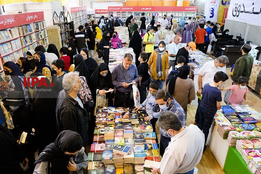   استقبال چشمگیر مردم از نمایشگاه بین المللی کتاب تهران