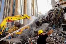    آواربرداری در ساختمان مترو پل