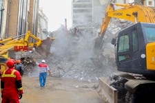    آواربرداری در ساختمان مترو پل