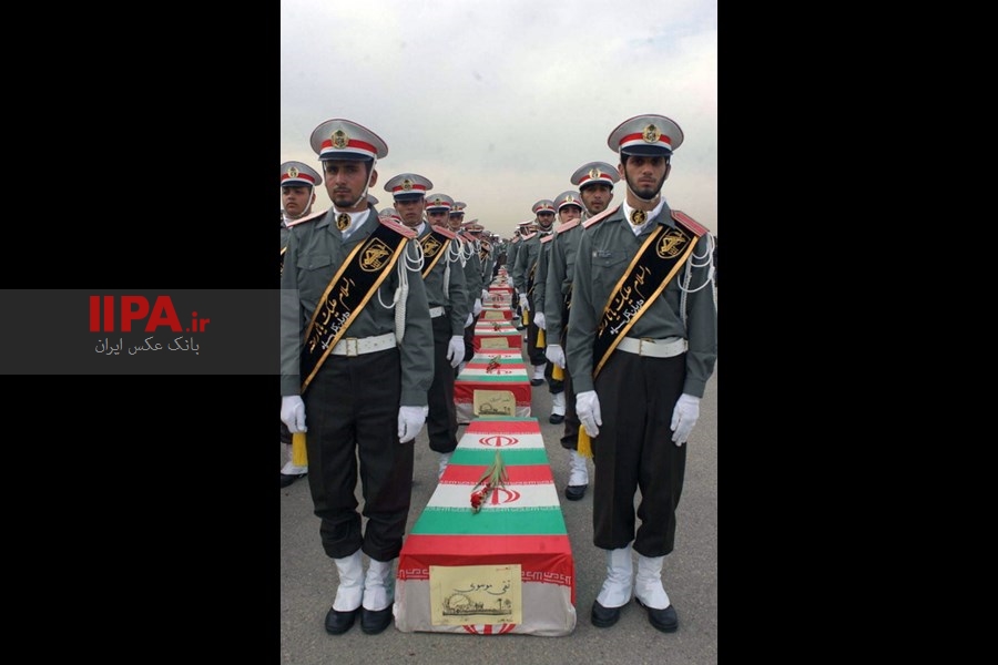   تشییع پیکر شهید عباس دوران و جمعی از شهدای جنگ تحمیلی سال 1381