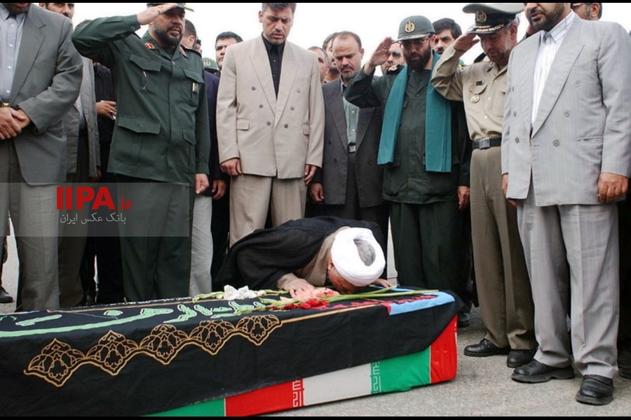   تشییع پیکر شهید عباس دوران و جمعی از شهدای جنگ تحمیلی سال 1381