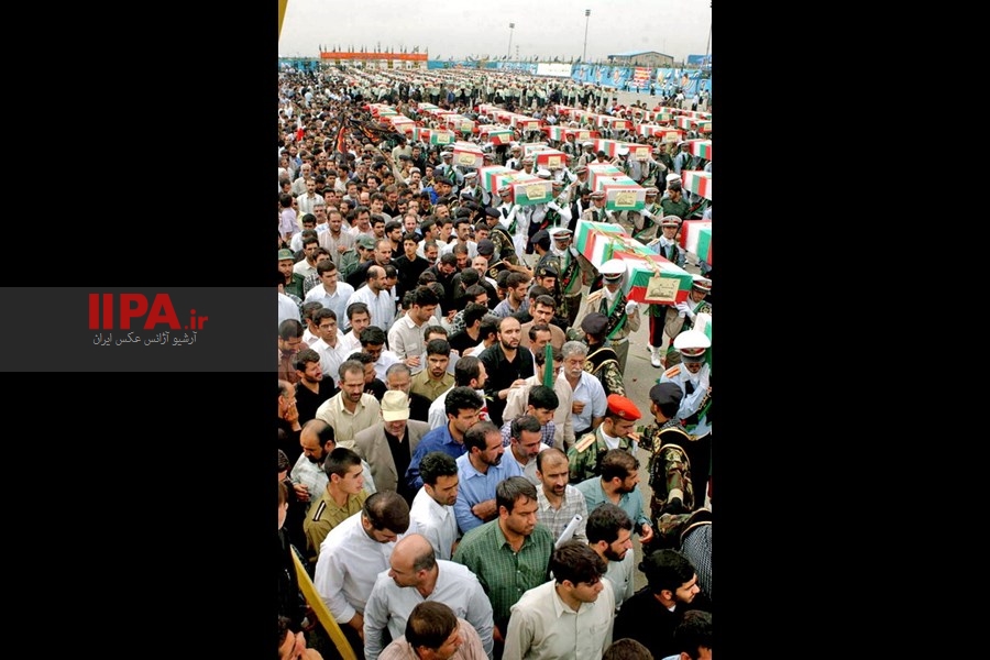  تشییع پیکر شهید عباس دوران و جمعی از شهدای جنگ تحمیلی مرداد 1381