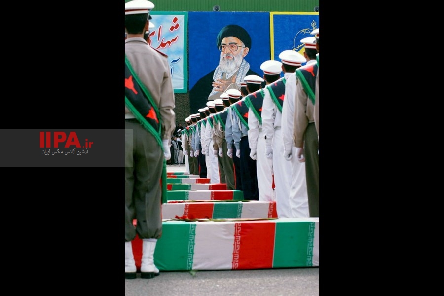   تشییع پیکر شهید عباس دوران و جمعی از شهدای جنگ تحمیلی مرداد 1381