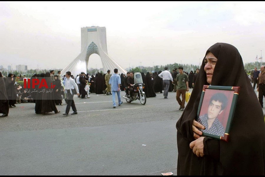   تشییع پیکر شهید عباس دوران و جمعی از شهدای جنگ تحمیلی مرداد 1381