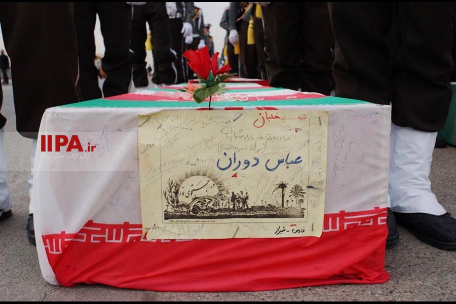   تشییع پیکر شهید عباس دوران و جمعی از شهدای جنگ تحمیلی مرداد 1381