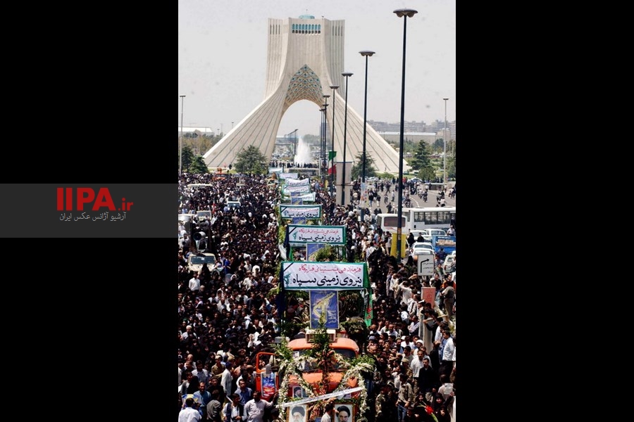   تشییع پیکر شهید عباس دوران و جمعی از شهدای جنگ تحمیلی مرداد 1381