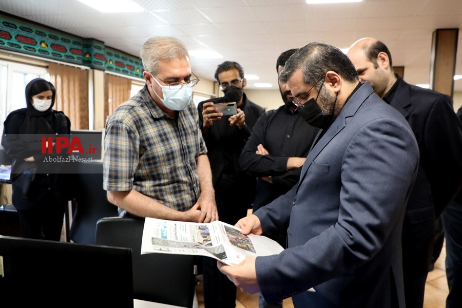   بازدید وزیرفرهنگ ارشاد اسلامی  از روزنامه ایران 