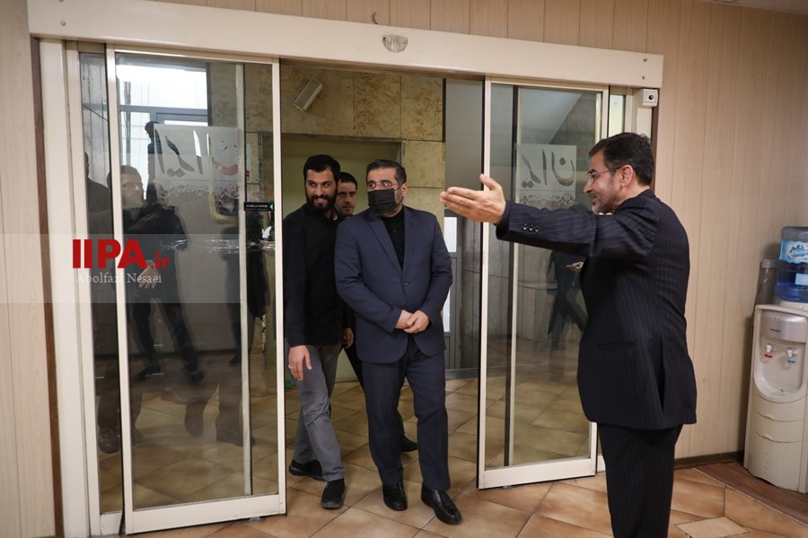   بازدید وزیرفرهنگ ارشاد اسلامی  از روزنامه ایران 