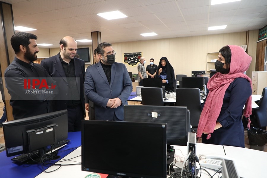   بازدید وزیرفرهنگ ارشاد اسلامی  از روزنامه ایران 
