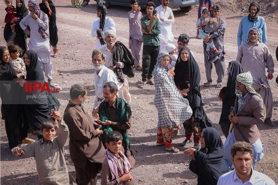   حضور آیت‌الله رئیسی در جمع مردم روستاهای «تنگ شاه عنبرآباد» و «کروچان جازموریان»
