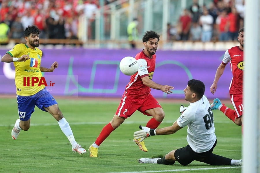   دیدار تیم‌های پرسپولیس و صنعت نفت آبادان