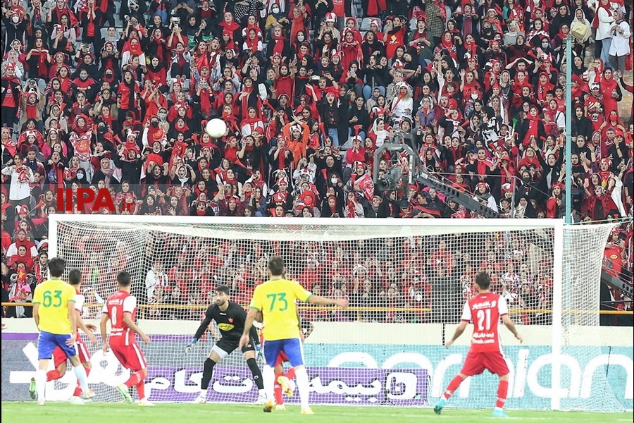   دیدار تیم‌های پرسپولیس و صنعت نفت آبادان