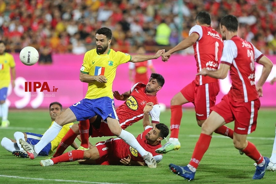   دیدار تیم‌های پرسپولیس و صنعت نفت آبادان