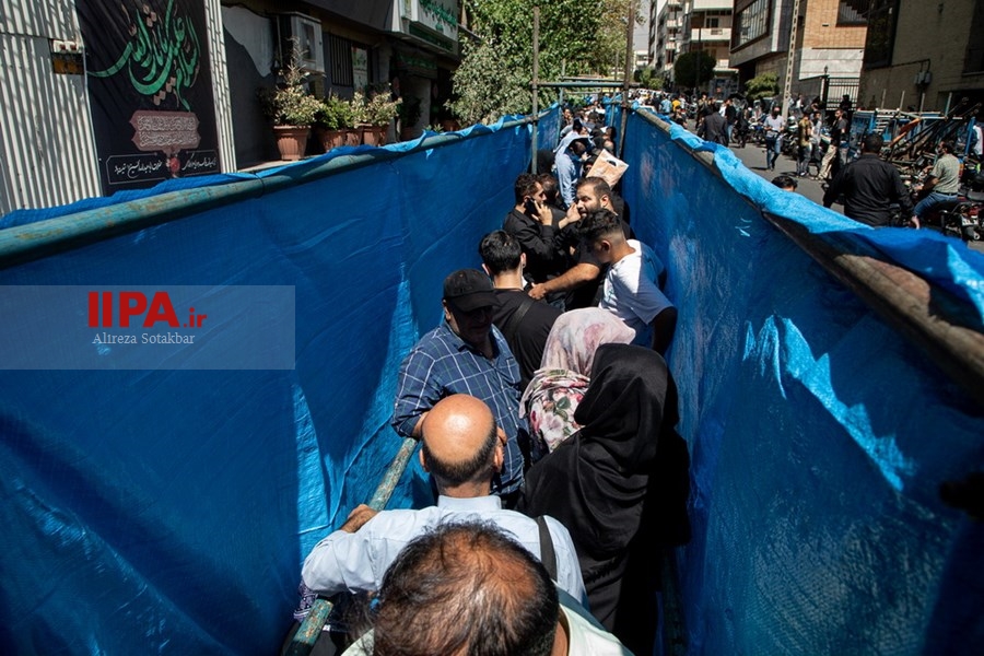   ازدحام و انتظار مردم برای دریافت گذرنامه