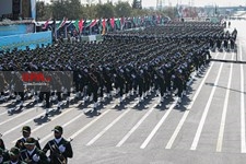   رژه نیروهای مسلح در آغاز هفته دفاع مقدس