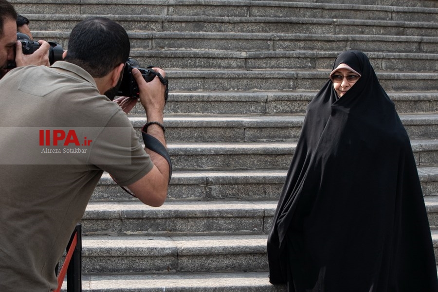   اعضای هیأت دولت در جمع خبرنگاران