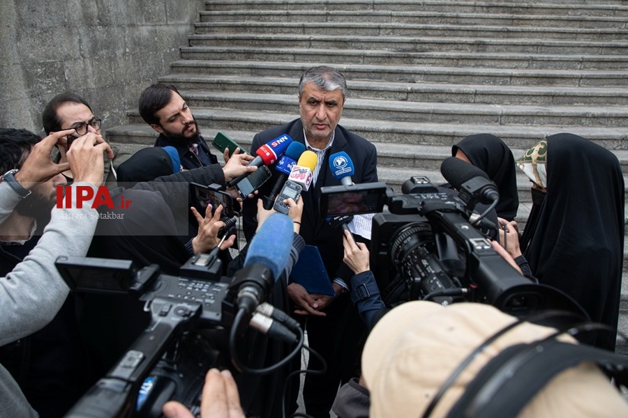   اعضای هیأت دولت در جمع خبرنگاران